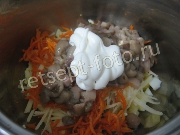 Салат с маринованными грибами и корейской морковью