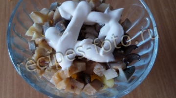 Салат с маринованными грибами и сухариками слоями