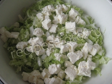 Салат с пекинской капустой и сыром фета или фетакса