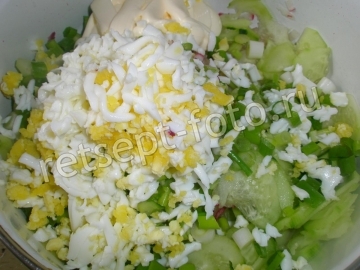 Салат с редиской, огурцом и плавленым сыром