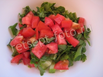 Салат с рукколой, фетой и овощами