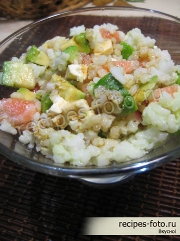 Салат с семгой слабосоленой, авокадо и сыром в креманках