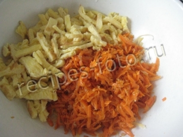 Салат с сухариками и корейской морковью без майонеза