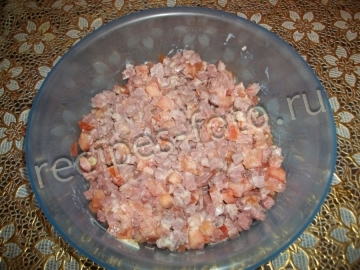 Салат с сухариками и колбасой на скорую руку
