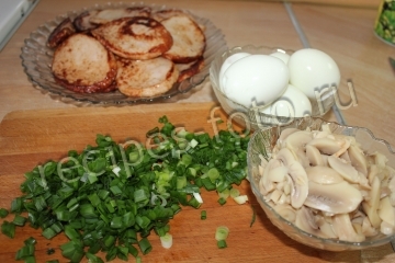 Салат с ветчиной, грибами и картошкой