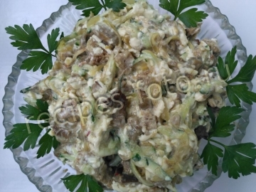 Салат с жареными грибами, сыром и огурцом на праздник