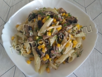 Салат со шпротами, кукурузой и макаронами
