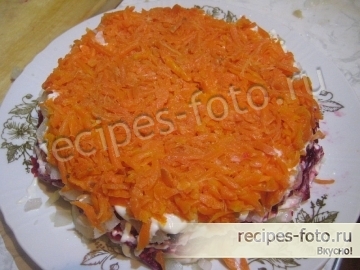 Слоеный салат со свеклой, яйцами и морковью
