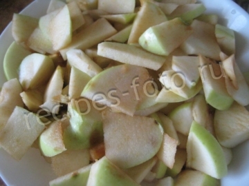 Шарлотка на сметане с яблоками в духовке