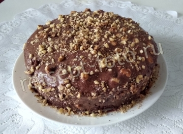 Шоколадный бисквитный торт с заварным кремом и орехами