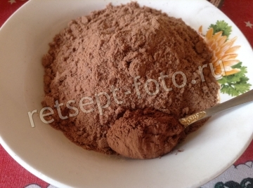 Шоколадный рулет из печенья со сгущенкой и орехами без выпечки