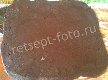 Шоколадный рулет из печенья со сгущенкой и орехами без выпечки