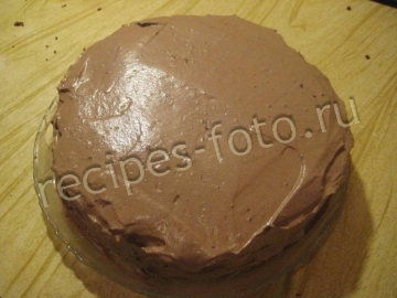 Шоколадный торт с малиной и сливками