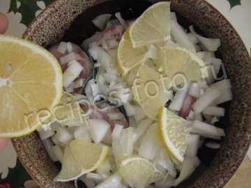 Скумбрия соленая с лимоном и луком в домашних условиях