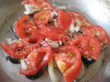 Скумбрия запеченная в духовке с помидорами и сыром кусочками