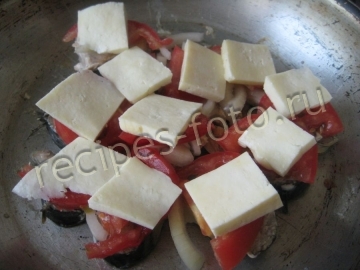 Скумбрия запеченная в духовке с помидорами и сыром кусочками