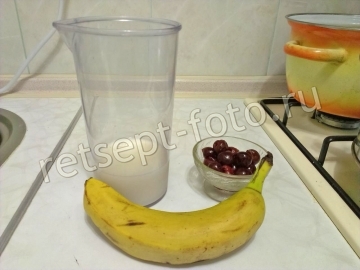 Смузи с бананом и ягодами на овсяном молоке для похудения