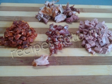 Солянка сборная мясная с колбасой, курицей, мясом и маслинами: домашний рецепт с фото