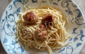 Спагетти с фрикадельками и креветочным соусом