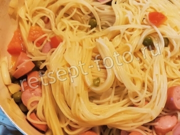 Спагетти с сосисками, помидорами и горошком
