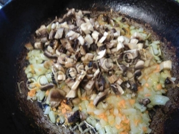 Гороховый суп-пюре с грибами и копченостями