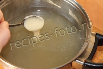 Суп с клецками из манки на курином бульоне