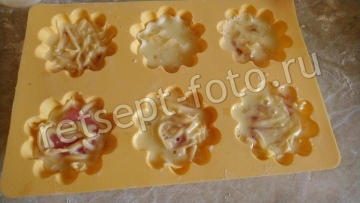 Тарталетки из слоеного теста с сыром и помидорами