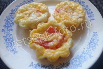 Тарталетки из слоеного теста с сыром и помидорами