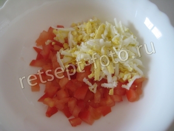 Тарталетки с колбасой, сыром и помидорами