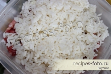 Тефтели из фарша с рисом на сковороде