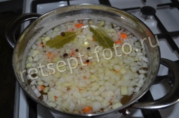Томатный суп-пюре со свеклой и свининой