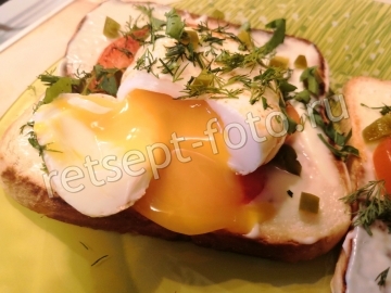Тост с яйцом пашот и сыром на завтрак