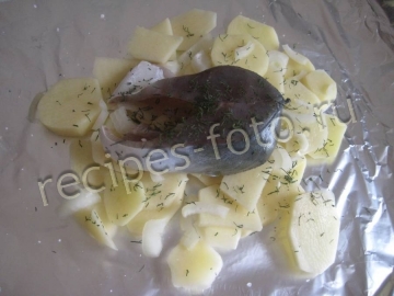 Тунец с картошкой в духовке в фольге