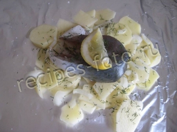 Тунец с картошкой в духовке в фольге