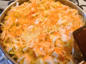 Тушеная капуста с картошкой и сосисками на сковороде