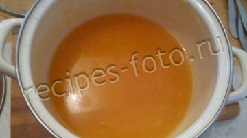 Тыквенный суп-пюре на курином бульоне с сыром