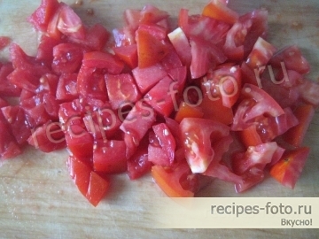 Вкусный простой салат из помидоров с сухариками и копченой курицей или ветчиной