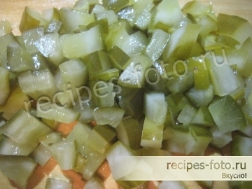 Вкусный салат с грибами жареными, солеными огурцами, морковью и картошкой