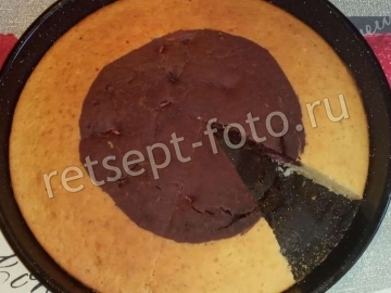 Заливной клубничный пирог с какао на кефире
