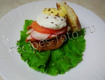 Завтрак "Яйца Бенедикт" с курицей и помидорами