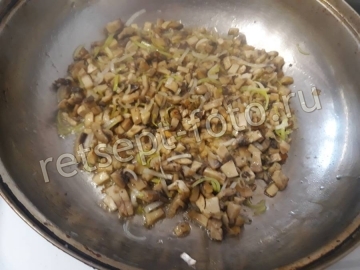 Зеленые блинчики со шпинатом и начинкой из грибов