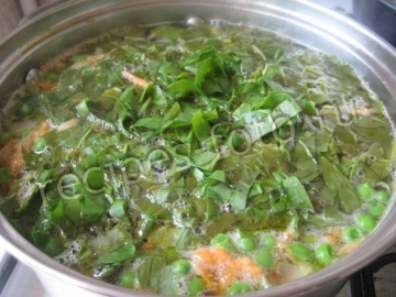 Зеленый суп со щавелем, горошком, яйцом и сыром