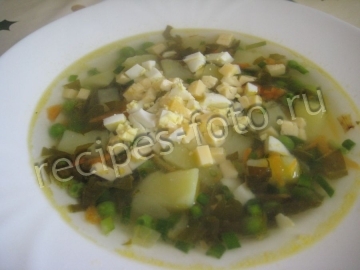 Зеленый суп со щавелем, горошком, яйцом и сыром