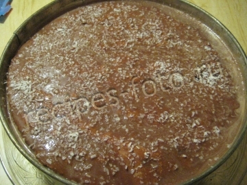 Желейный торт с бисквитом, вишней и сметанным кремом
