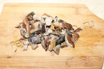 Жюльен с курицей и грибами в горшочках