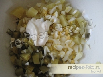 Зимний салат с солеными огурцами и картофелем без майонеза