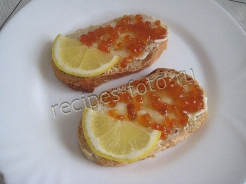 Бутерброды с красной икрой и лимоном