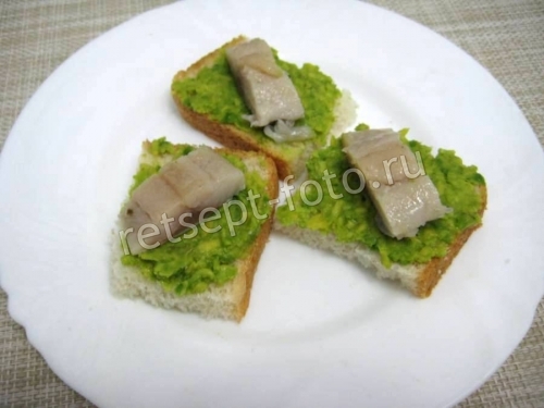 Бутерброды с селедкой и авокадо