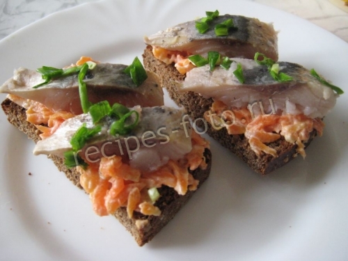 Бутерброды с селедкой и морковью на черном хлебе: рецепт праздничной закуски