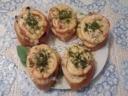 Горячие бутерброды с грибами, сыром и помидорами